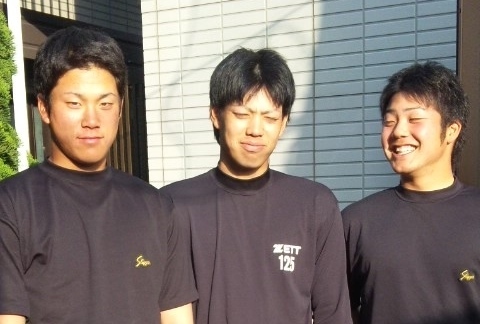 2011年4月、右から穴田選手、藤井選手、阪口選手が仲良くウエートルームへ。