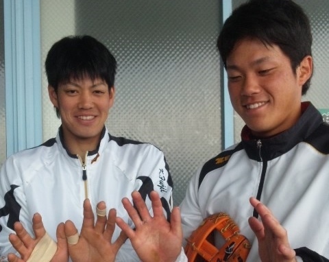 2012年2月の安芸キャンプ休日。手のマメを見せる藤井選手(左)と阪口選手。