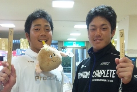 2011年、フェニックスリーグの宿舎でゲームをする阪口選手(右)と穴田選手。