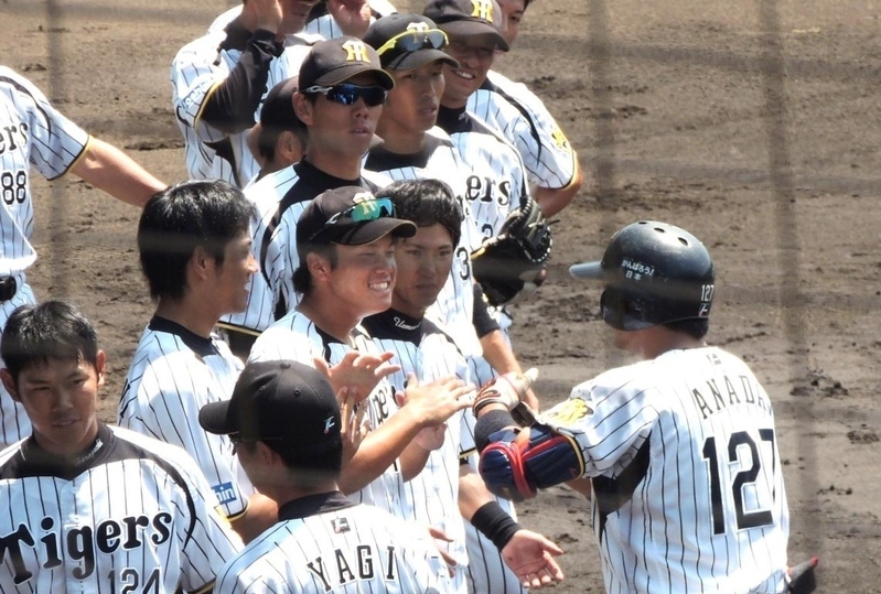 同じ日、先に穴田選手もソロを打っていました。阪口選手が嬉しそう！