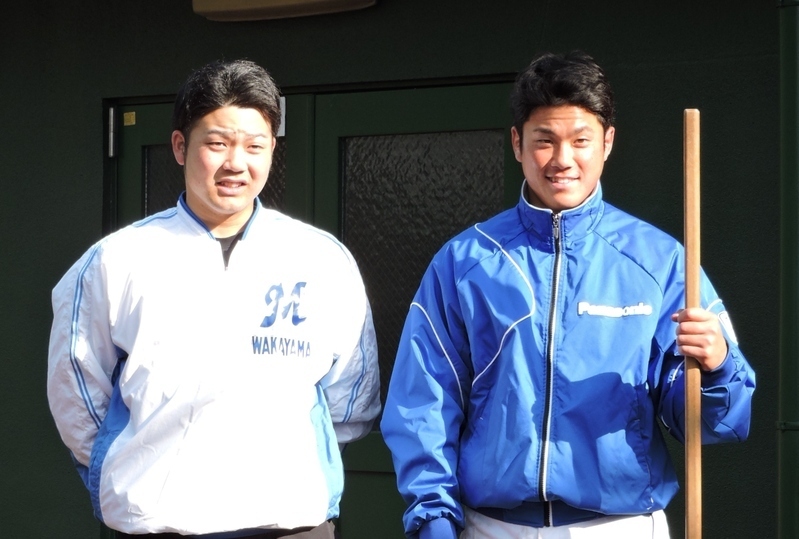 ことし4月に初対決した穴田選手(左)と阪口選手。