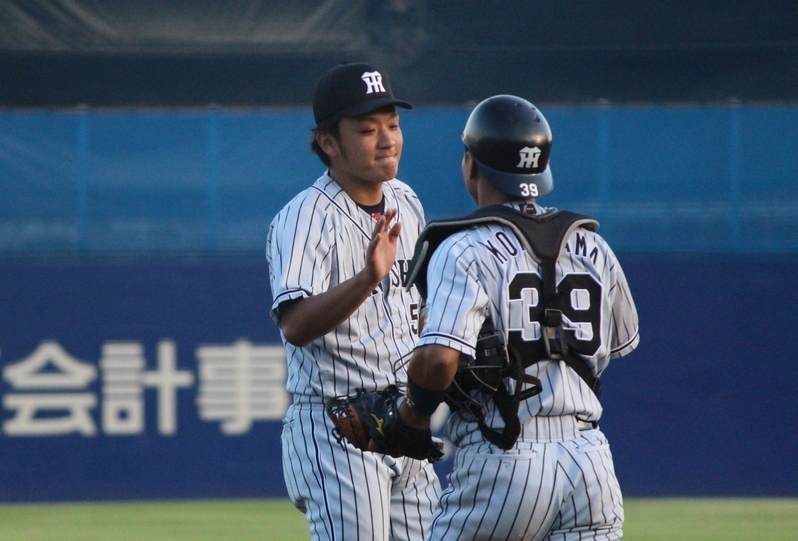 空振り三振で試合を終えたものの、苦笑いの松田投手(左)。