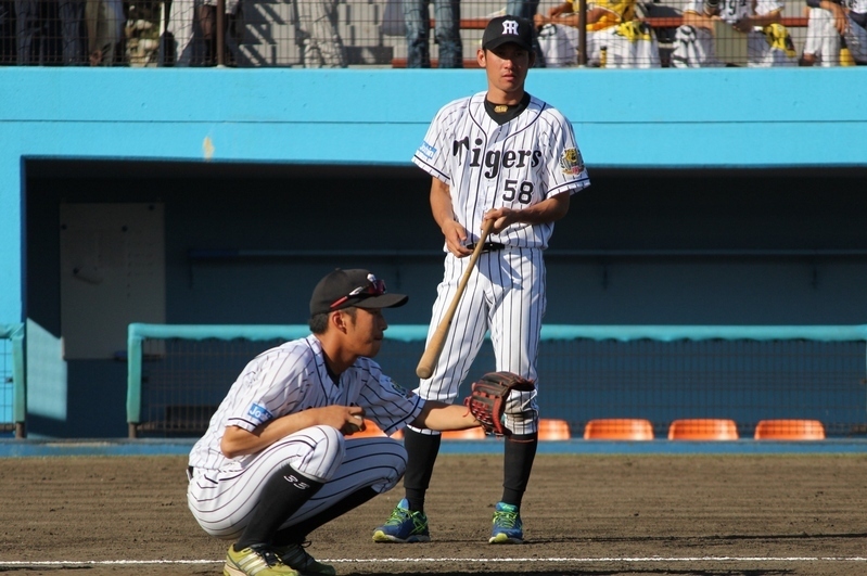 野球教室で内野守備の指導中。荒木選手(右)と西田選手。