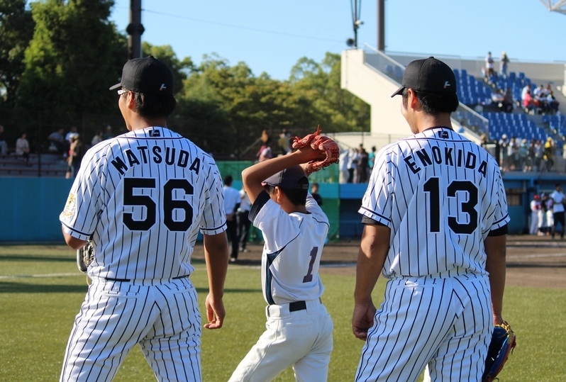 榎田投手とともに、この日登板した松田投手も指導…しているのかな？