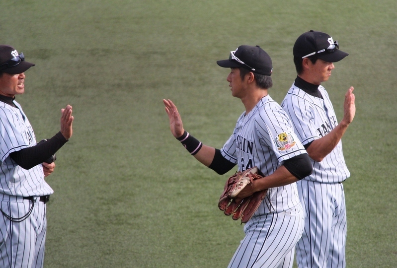 試合終了、監督やコーチ陣とタッチを交わす横田選手。