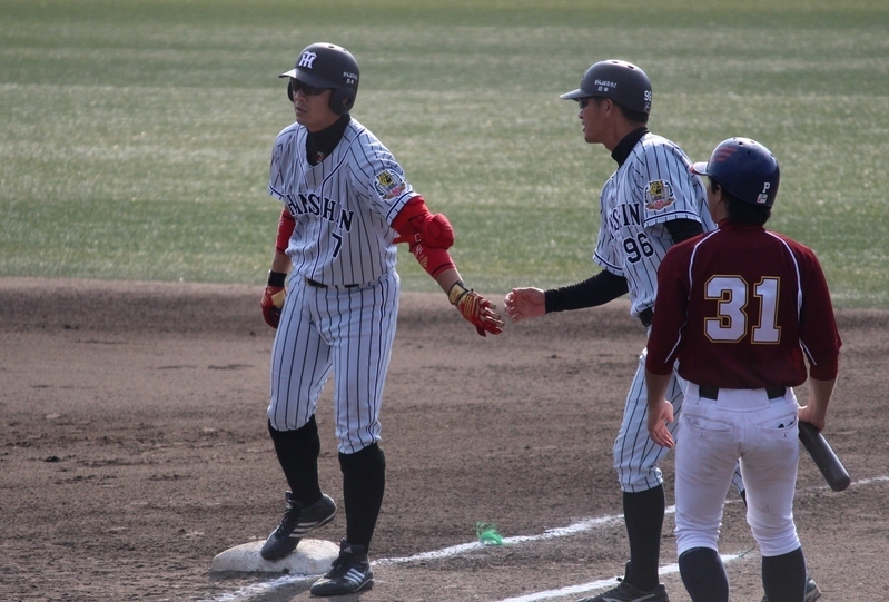 西岡選手が右前打で一、三塁とチャンス拡大。