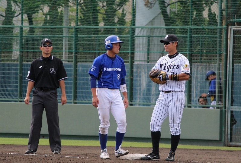 ヒットで塁に出た阪口選手は、ファーストの原口選手(右)に何やら話しかけます。