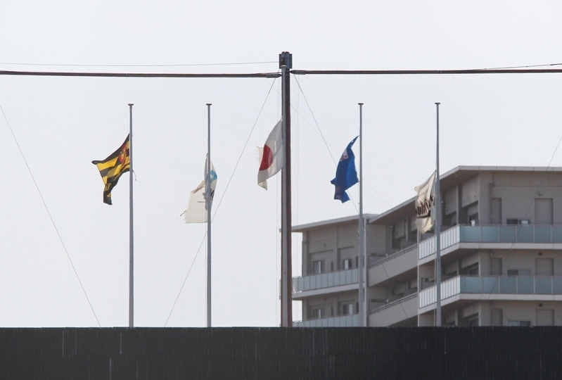神戸サブ球場に掲げられた半旗。