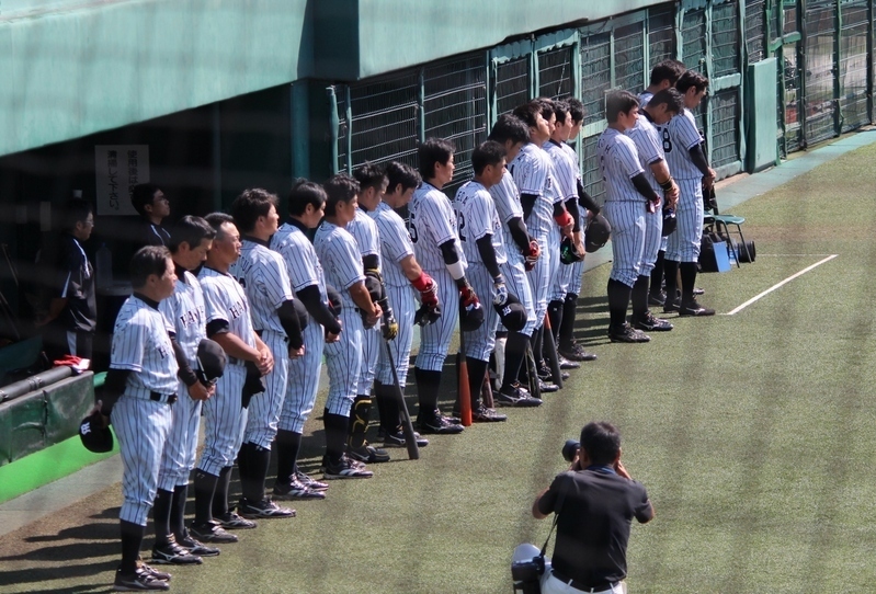 阪神は三塁側ベンチ前で黙祷を捧げました。