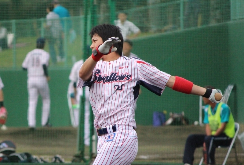 試合前練習で素振りをするヤクルトの山田選手。