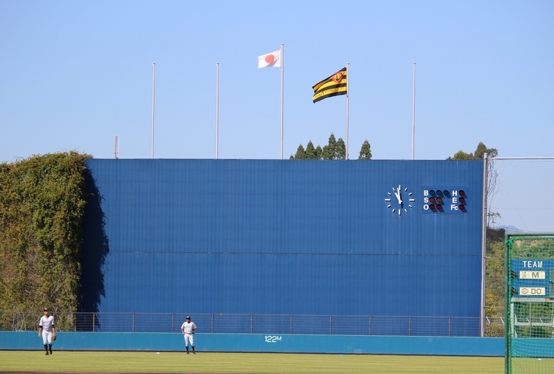 14日、練習のみ行われた快晴の生目の杜第2球場。練習でも球団旗が揚がっています。
