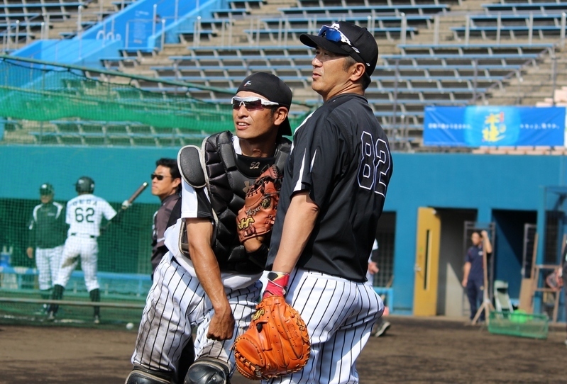 第4クールから合流した山田バッテリーコーチ(右)と送球練習中の小豆畑選手。