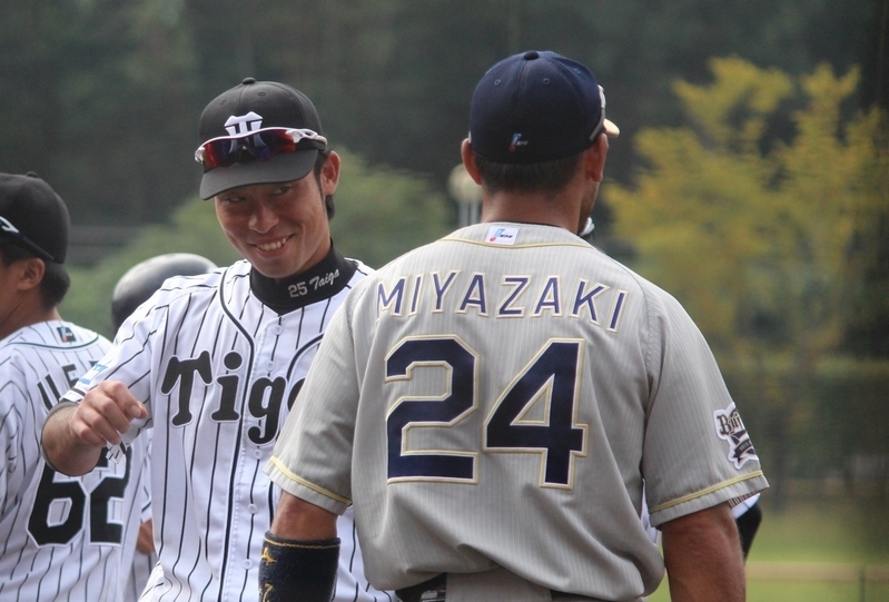 江越選手(左)は、“長崎つながり”で宮崎選手と談笑中です。