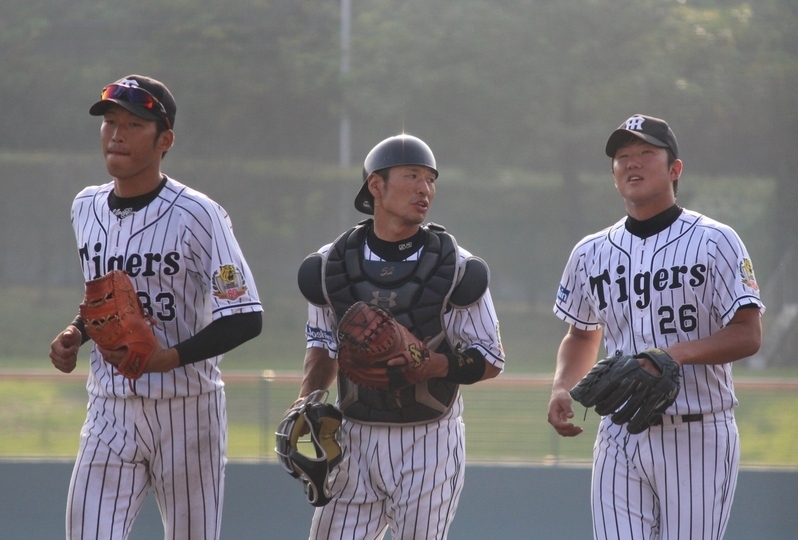 試合終了で引き揚げて来る歳内投手(右)、小豆畑選手(中)、西田選手。