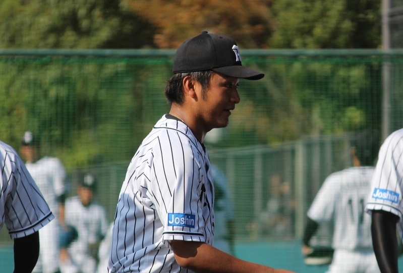 6連続三振を奪ってベンチへ引き揚げる松田投手です。
