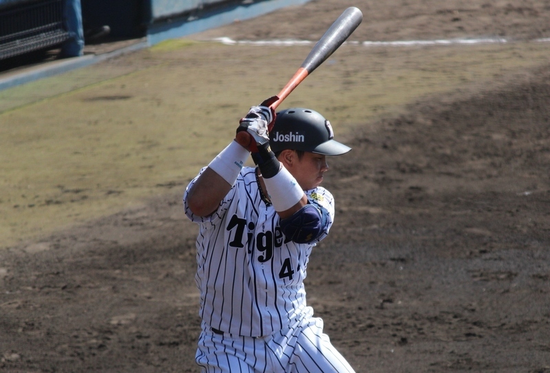 梅野選手は2回、ホームランで1点差として秋山投手を援護。