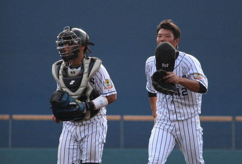 試合終了で梅野選手(左)とベンチへ戻る藤原投手。