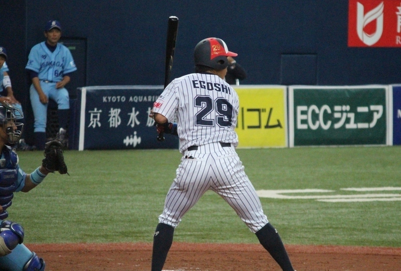 江越選手の第1打席はファーストゴロでした。