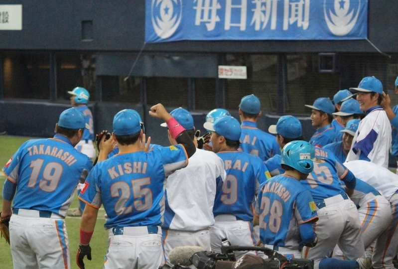 この回も3点返して7対5、ベンチは大騒ぎ!