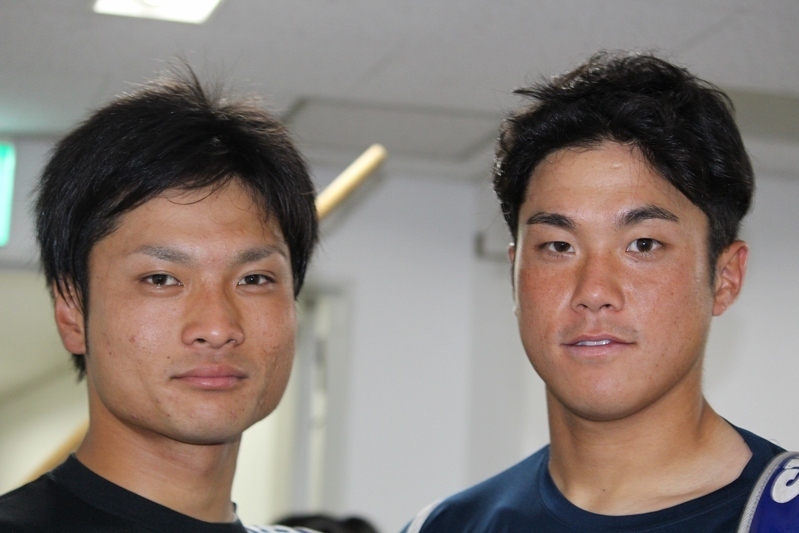 9回に阪口選手の代打で出場。「打てなくて哲に申し訳ない」という藤井健選手(左)。