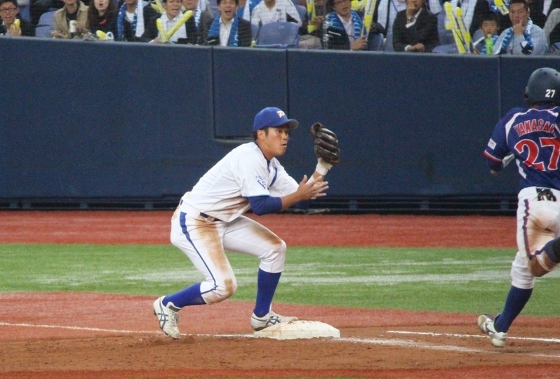 一塁へ入ってピッチャーからの送球を受けた阪口選手。打者走者はアウトに。