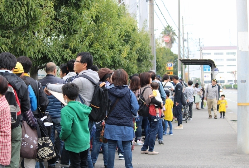 午後2時前、鳴尾浜球場前の歩道にはまだこんなに長い列が…。