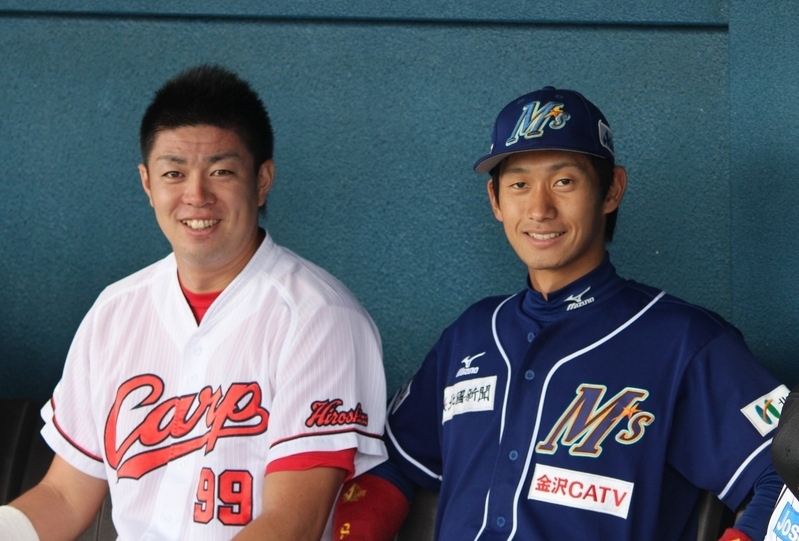 広島の中村憲選手(左)と、もと広島でBCリーグ石川の三家和真選手。