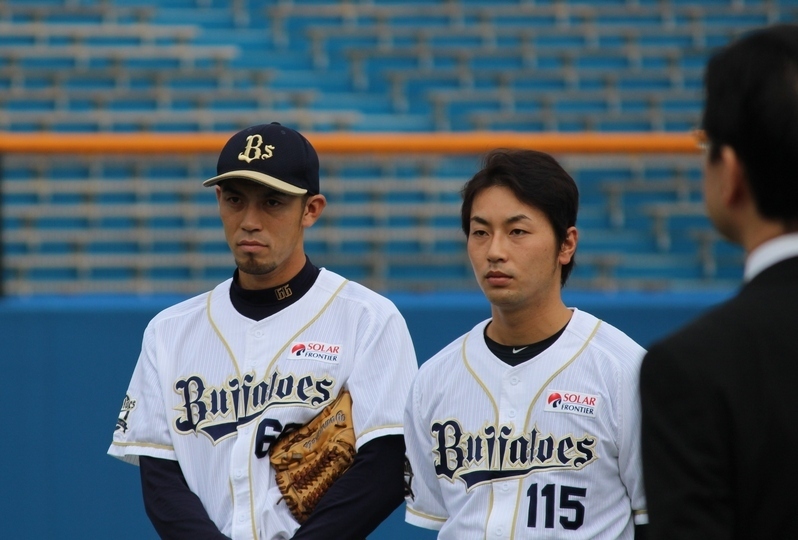 オリックスの山本和作選手(左)と原大輝選手。