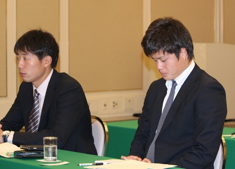 画面の奥に横山投手と江越選手、その手前に石崎投手(左)と守屋投手が座っています。
