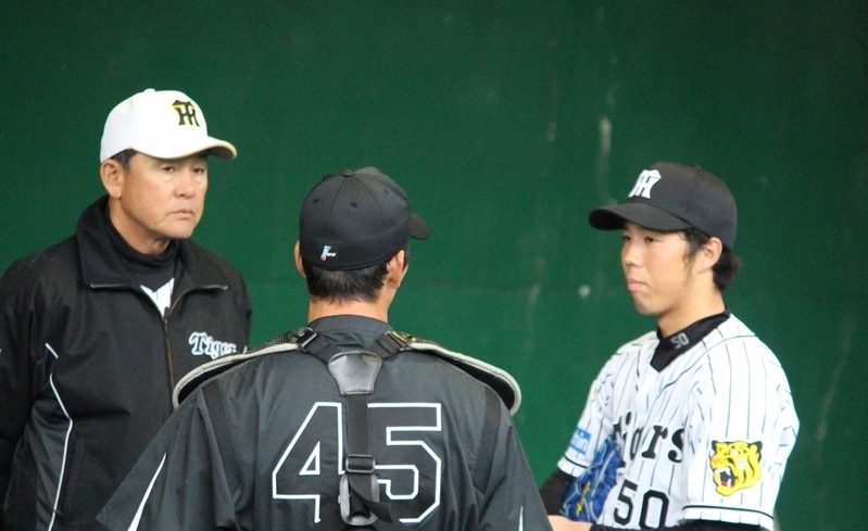 ピッチングを終えて久保コーチ(左)、清水選手(中)と話す青柳投手。