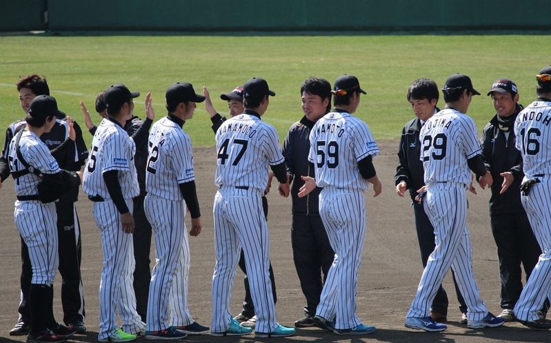 ケガで安芸にきた伊藤隼選手(左)も、スタッフの皆さんとタッチ。