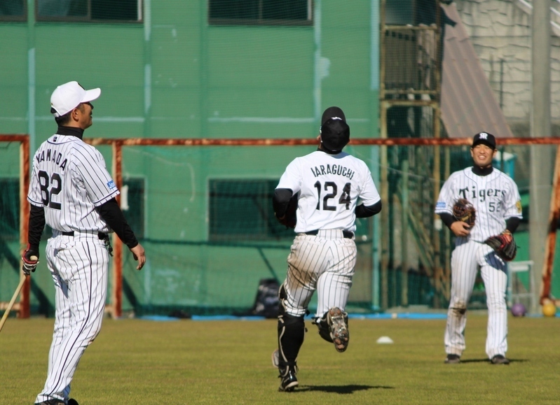 これは3日の特守の様子ですが、沖縄へ行く前日も山田コーチ(左)と特守。