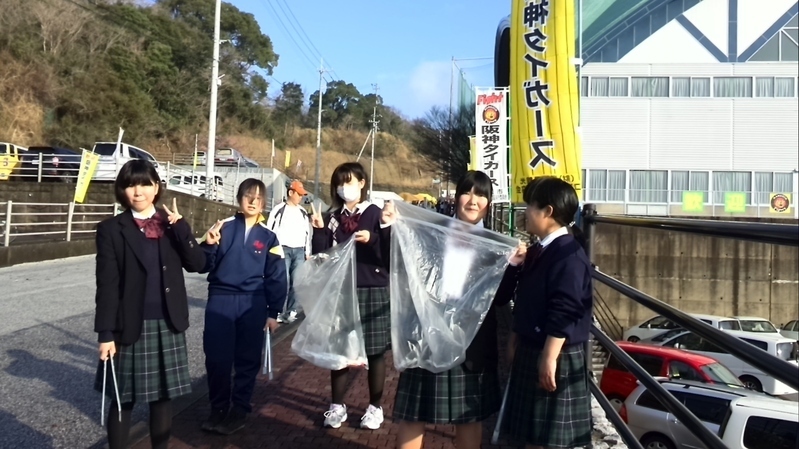 14日の朝に出会った、安芸桜ケ丘高校の女子生徒の皆さん。