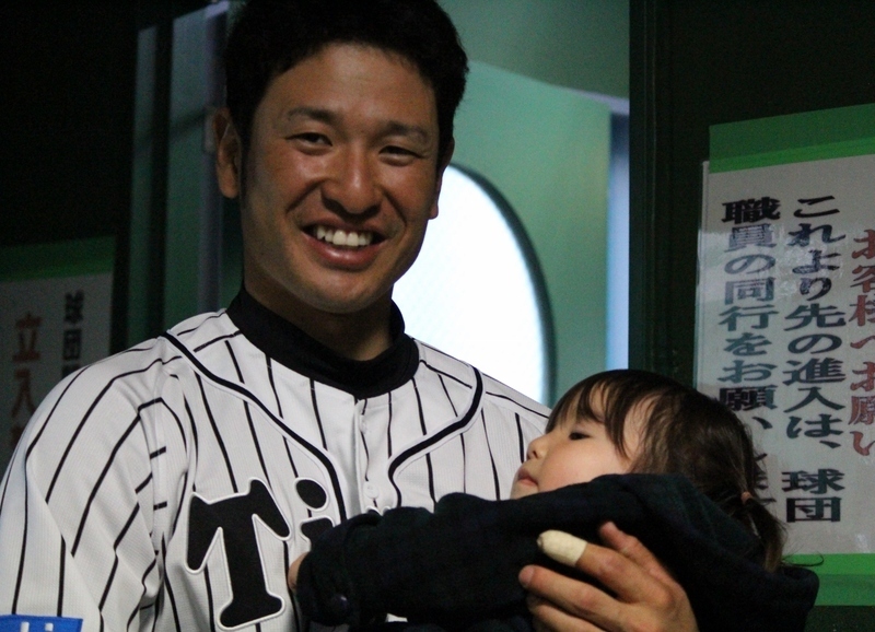 伊藤隼選手のいとこの子どもを抱っこした小豆畑選手。顔は笑っているけど、腕は緊張！