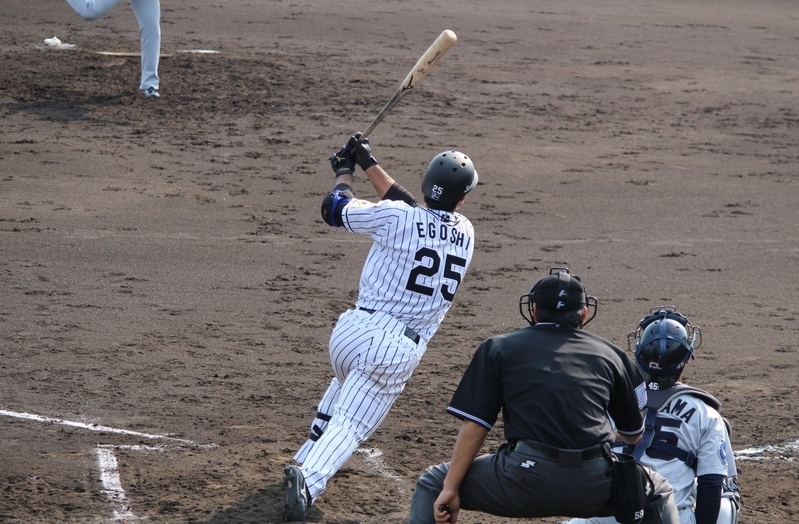 7回2死一、三塁で江越選手はライト前に落ちるタイムリー二塁打！