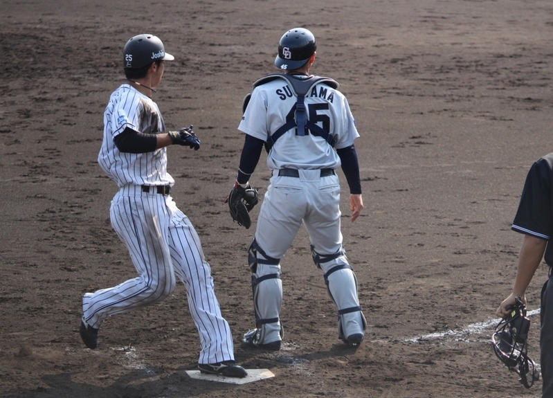 まず江越選手が三塁から勝ち越しのホームイン。