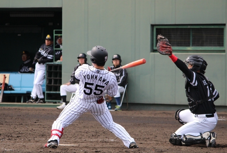 5回、伊藤大投手のボール球にのけぞる陽川選手。無死満塁に