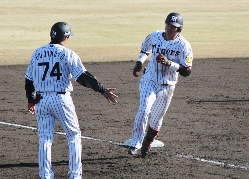 ホームランを放った陽川選手。三塁を回ったところで藤本コーチが迎えます。