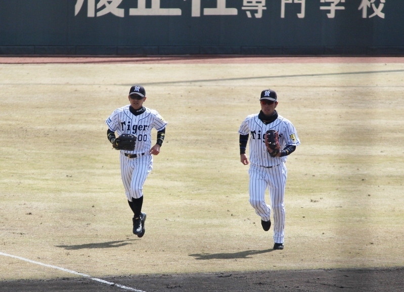 1回、自身のファインプレーでピンチを救い、江越選手と戻ってくる柴田選手(左)。