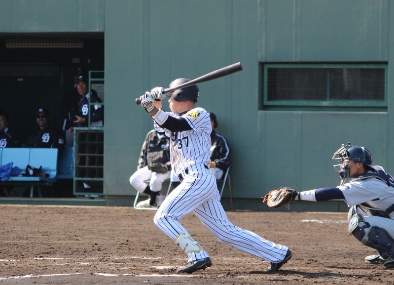 6回、先頭の森越選手が右中間へ二塁打を放ち、江越選手が適時二塁打(冒頭の写真)。