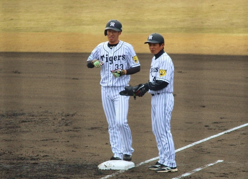 1回にタイムリー、一塁上で藤本コーチと一緒にベンチを見て笑顔の西田選手。