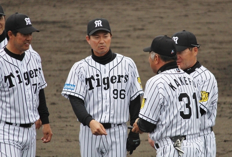 高橋コーチ(左)、筒井コーチ(左から2人目)も何か言いたげで…。