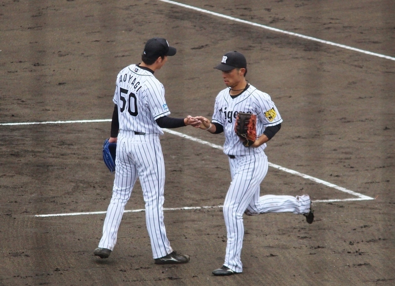 3回にファインプレーで救ってくれた江越選手(右)を迎える青柳投手。