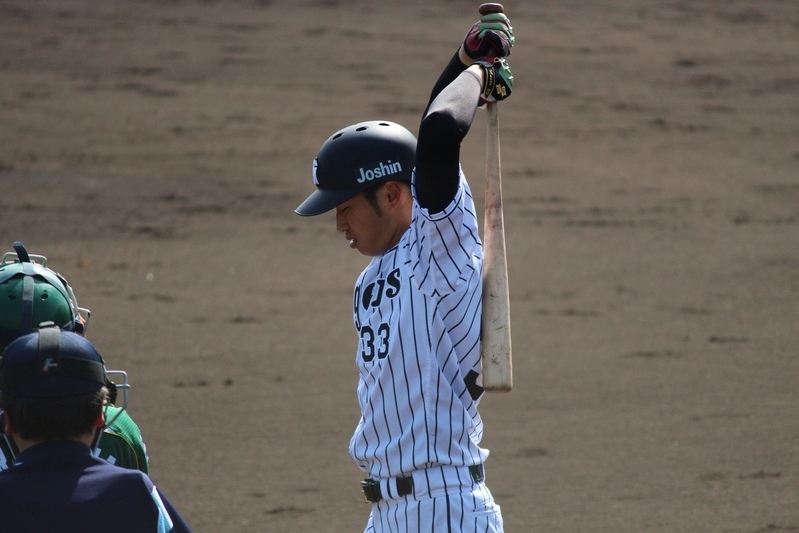 続く西田選手は、グッと腕を伸ばしたあと四球を選びます。