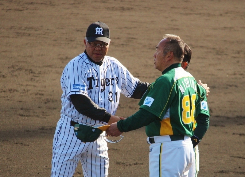 掛布監督(左)と香川OGの西田監督の握手。