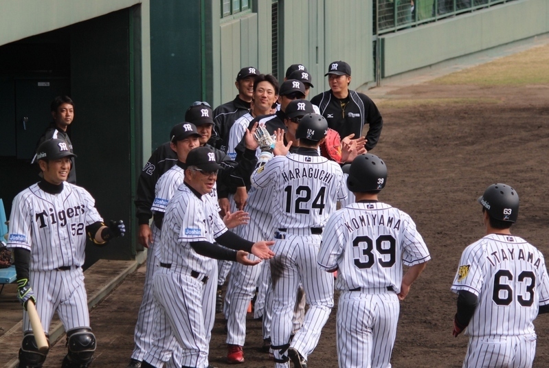 満塁弾で還ってきた選手たちを迎えるベンチ。笑顔の小豆畑選手(左)も2安打でした。