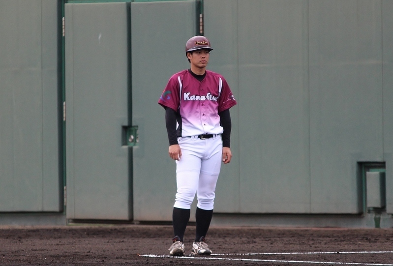 試合前半は一塁コーチをしていた藤井選手。