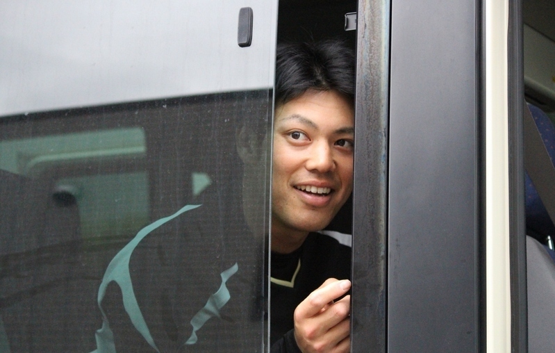 帰り、バスの窓から顔を出す藤井選手。もっと開けて！「これ以上開かないんです…」