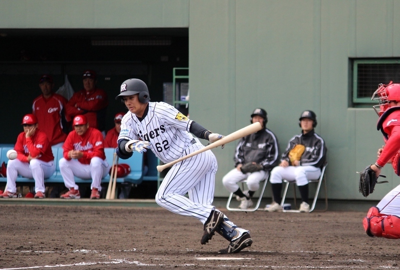 3回、植田選手は左打席でセーフティーバント！