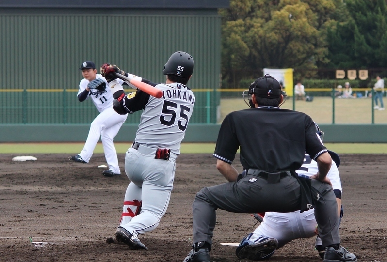 2回、まず陽川選手が二塁打(写真は3回の左飛)